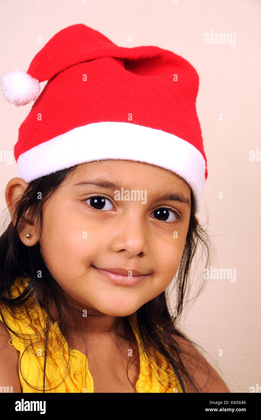 Enfant girl wearing santa cap , Inde, Asie M.# 736L Banque D'Images