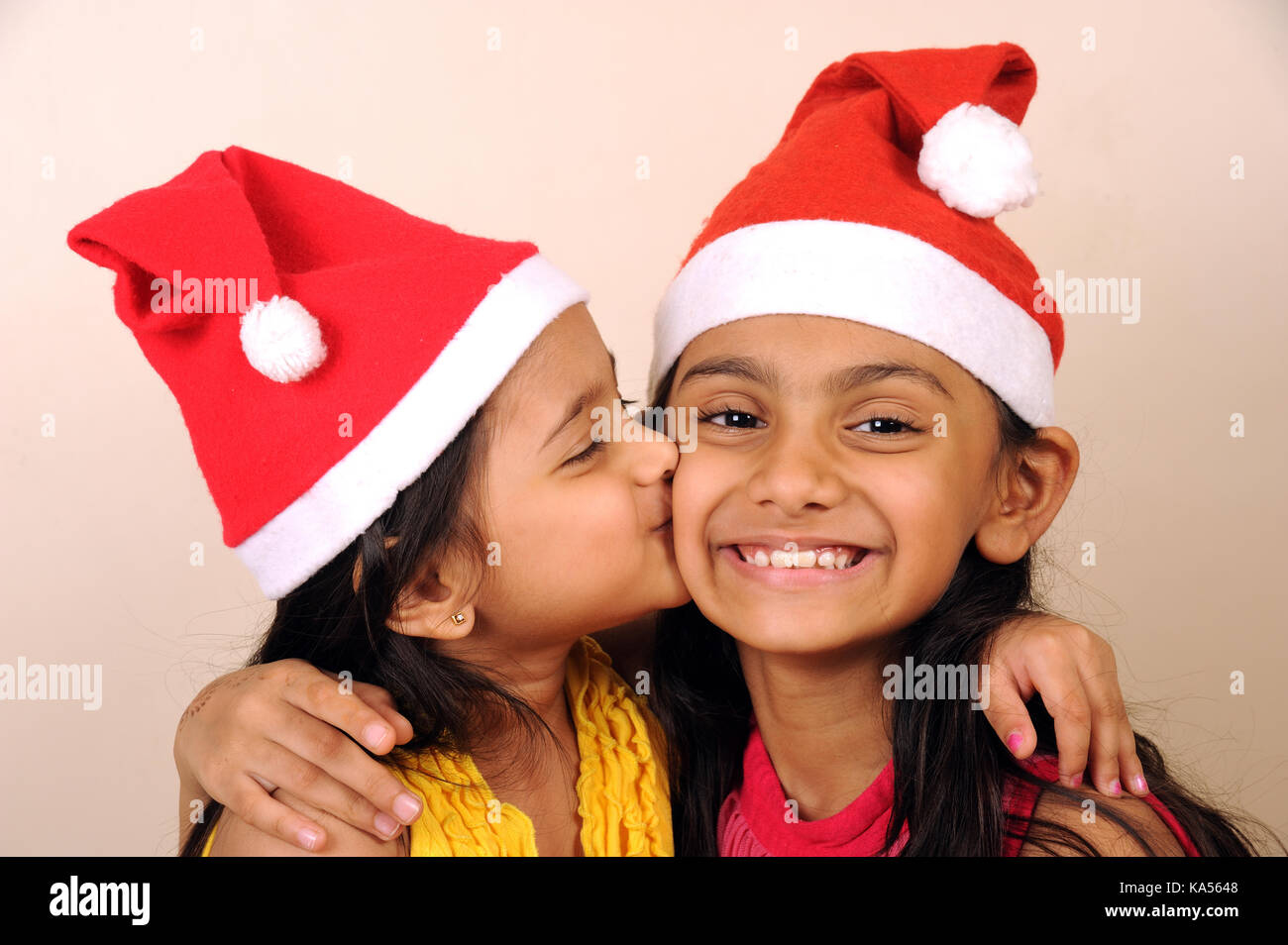 Enfant filles wearing santa cap , Inde, Asie M.# 736l, M.# 736 la Banque D'Images