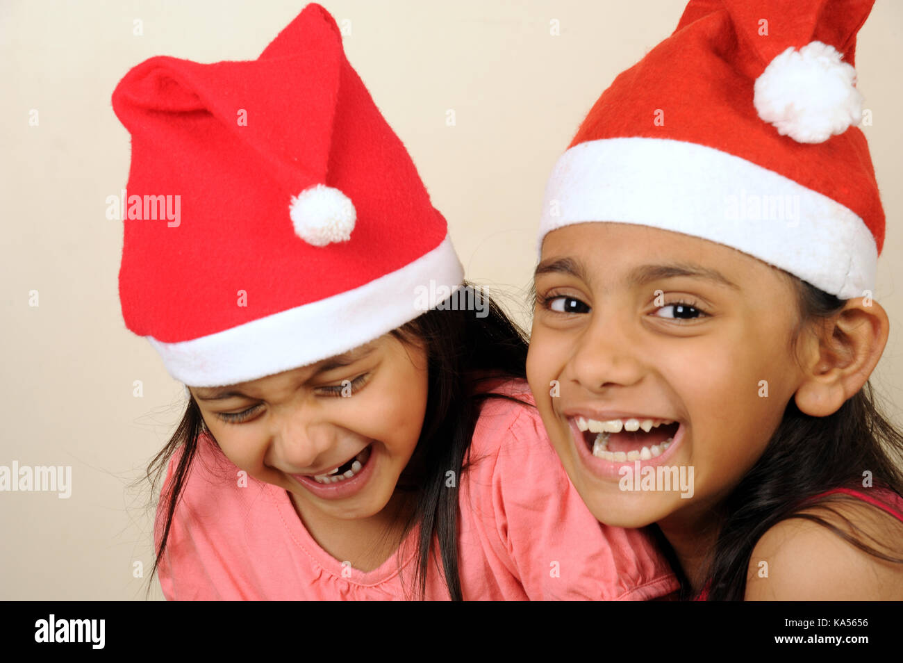 Enfant filles wearing santa cap , Inde, Asie M.# 736l, M.# 736la Banque D'Images