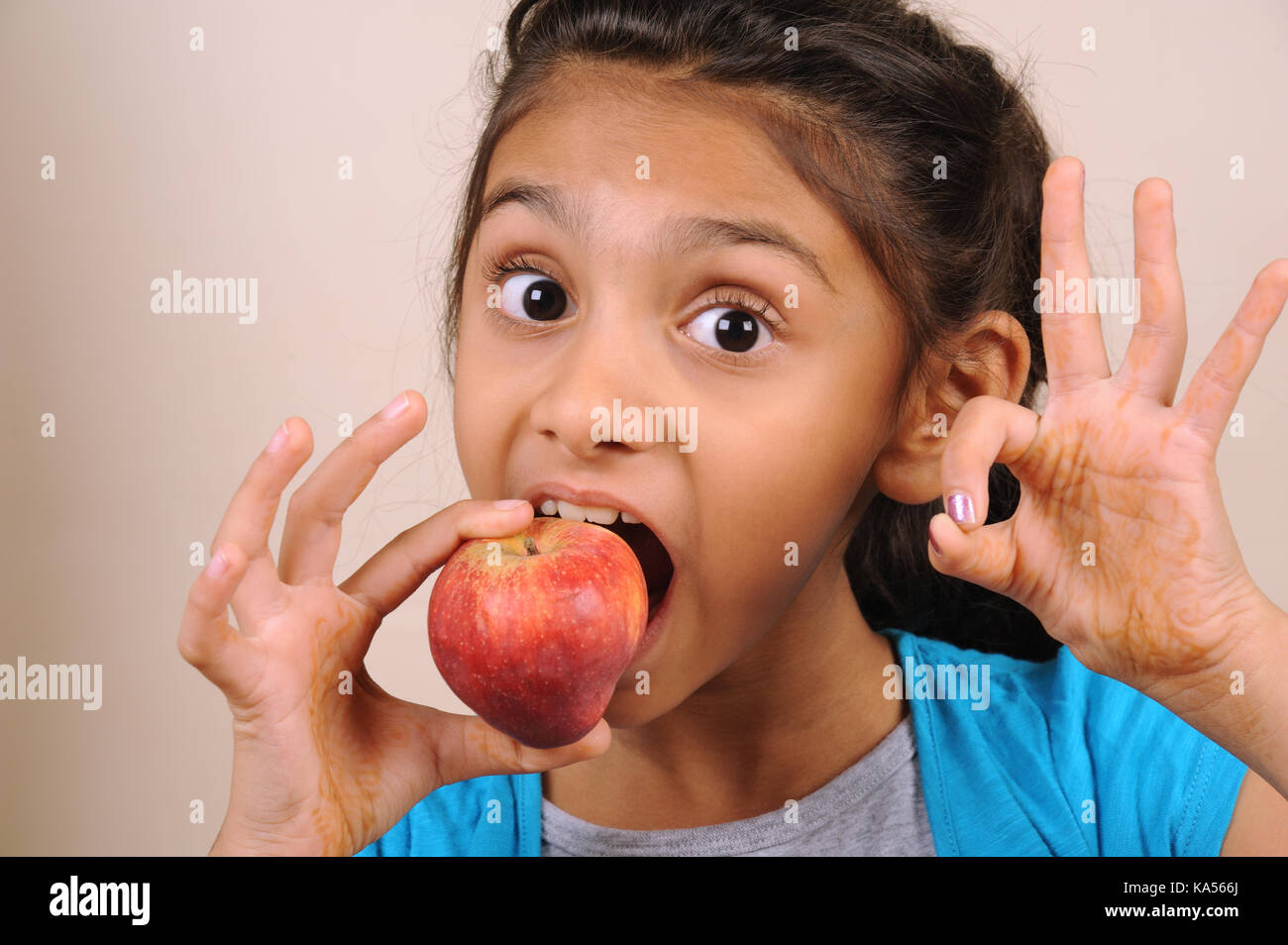 Indian girl child eating apple , Inde, Asie - M.# 736L - smr 258525 Banque D'Images