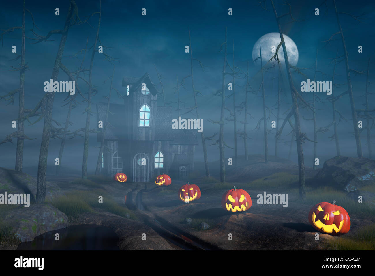 Une cabane dans une forêt brumeuse et Spooky Halloween la nuit avec jack o'lanternes et fantômes. Banque D'Images