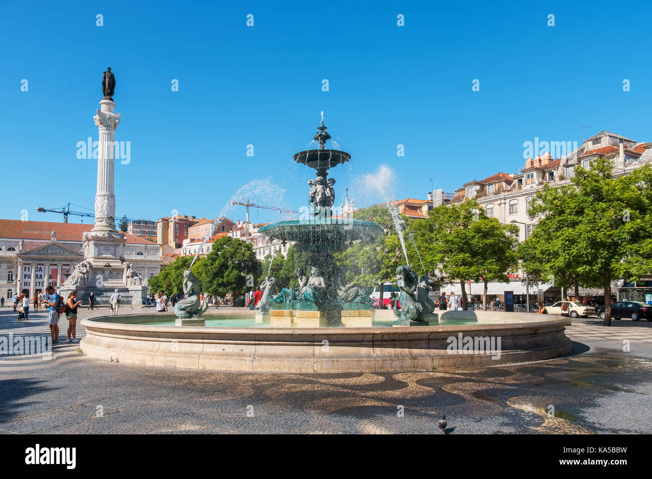 Le Dom Pedro iv monument et fontaine à la place Rossio dans le quartier central de baixa Lisbonne, Portugal. Banque D'Images