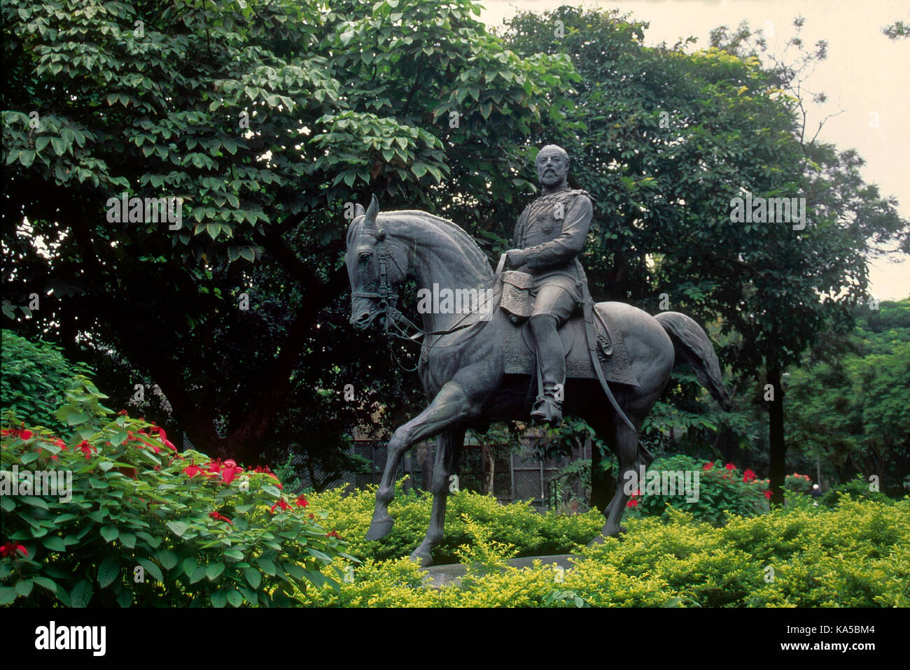 Statue en pierre noire du roi Édouard VII ; Prince de Galles ; Kala Ghoda ; Victoria Gardens ; Jijamata Udyan ; Byculla zoo ; Bombay ; Mumbai ; Maharashtra ; Inde ; Asie Banque D'Images