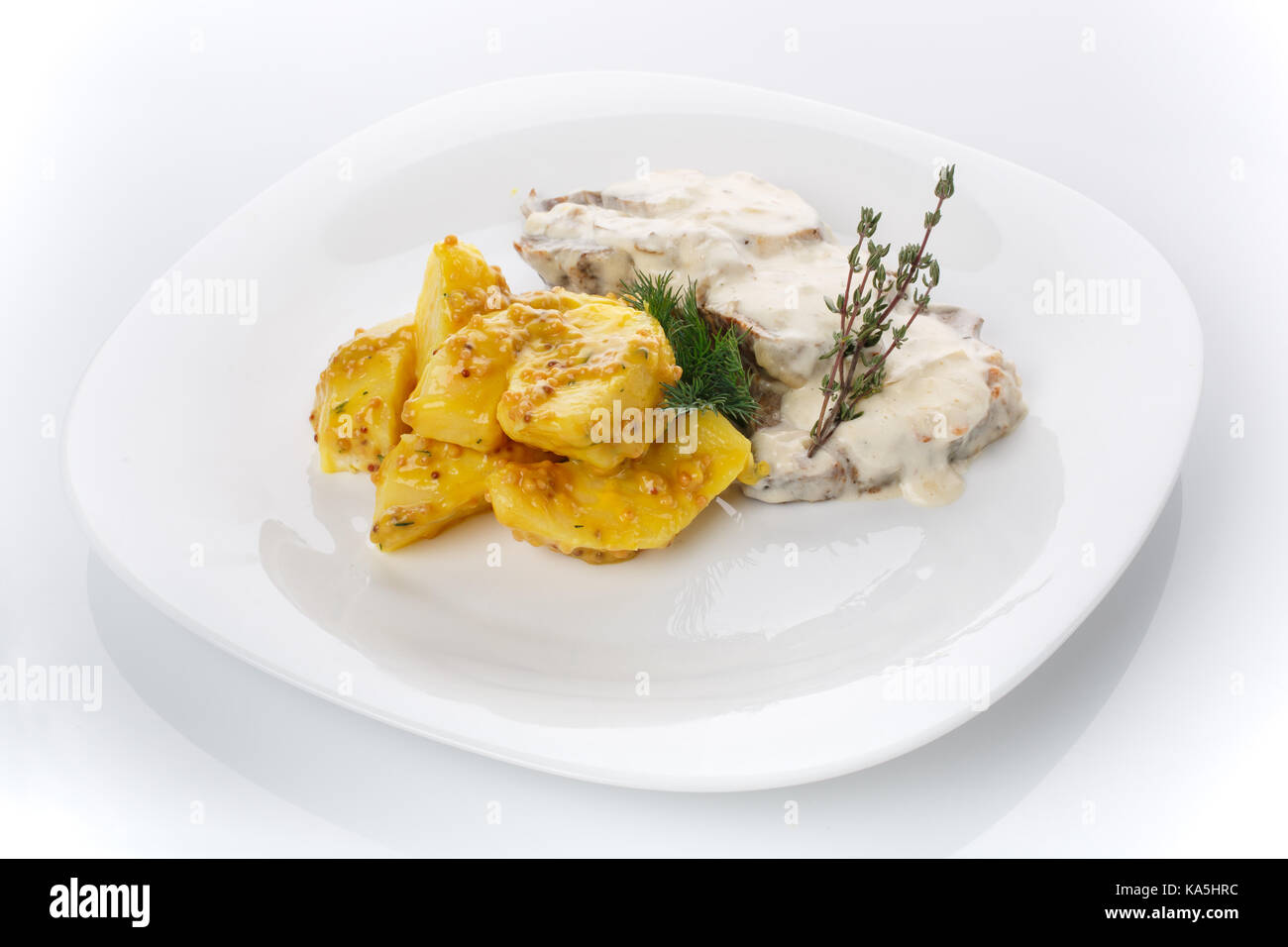 Délicieux déjeuner. pommes de terre à la moutarde avec de la viande en sauce aux champignons Banque D'Images