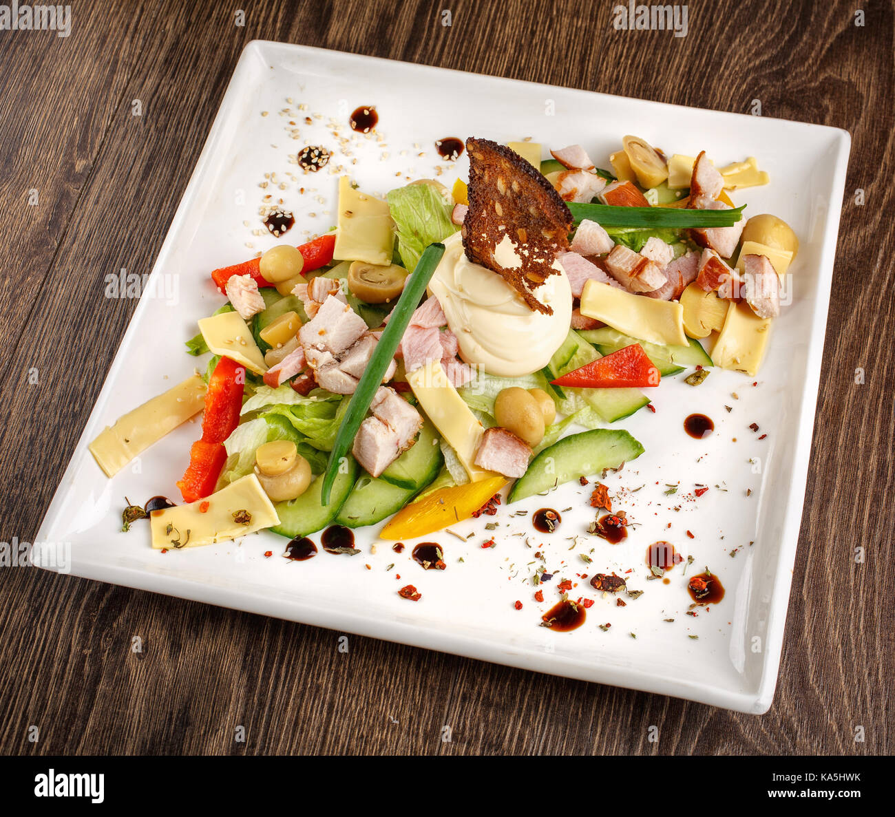 Salade Mixte avec avec des légumes et fromage Banque D'Images