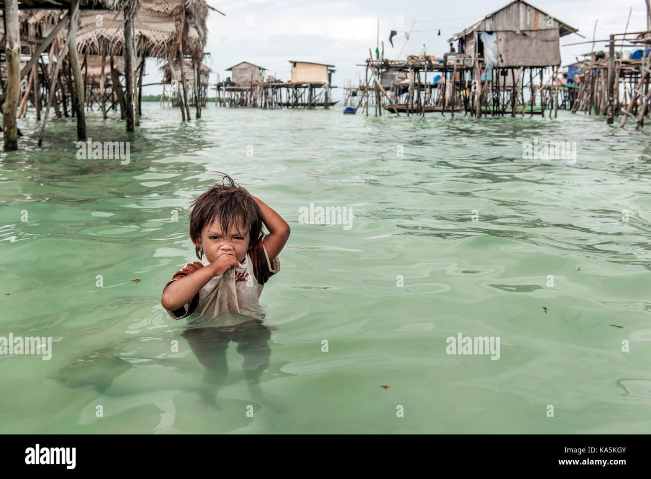 Petit garçon de Bajau communauté tribale dans Semporna mer Banque D'Images