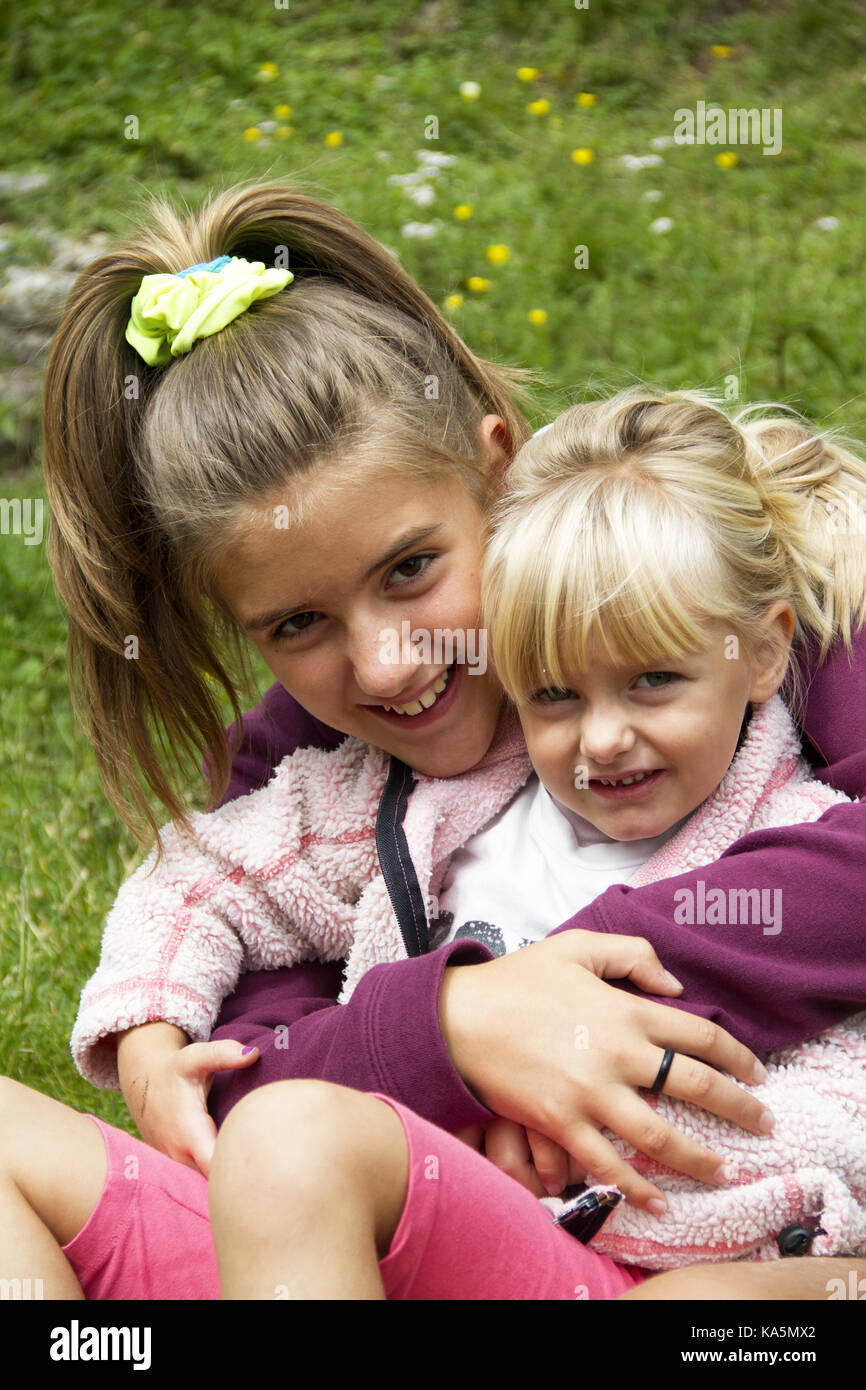 Sœurs heureux dans le jardin Banque D'Images