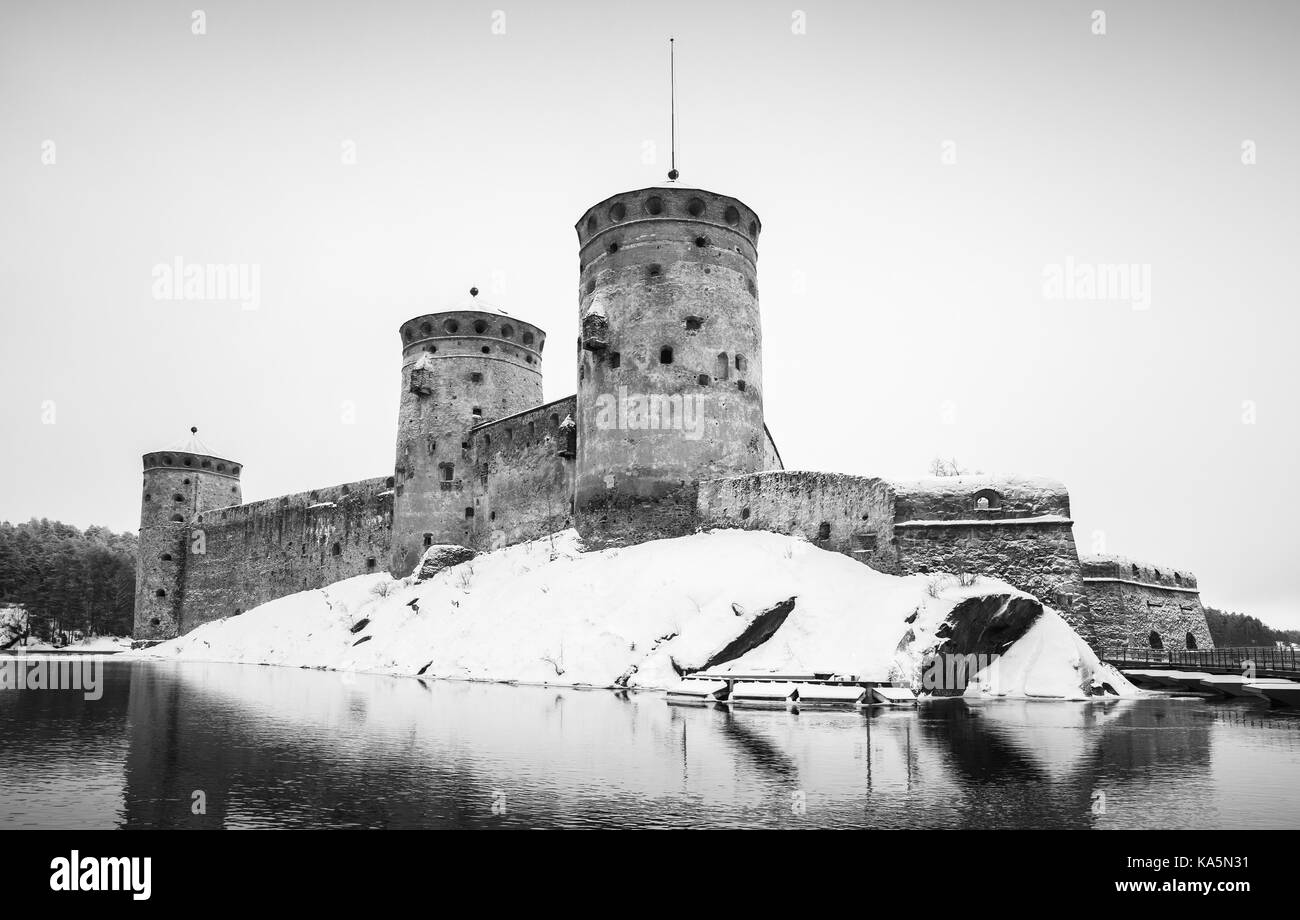 Olavinlinna est un château du xve siècle situé dans la région de savonlinna, Finlande photo noir et blanc. Banque D'Images
