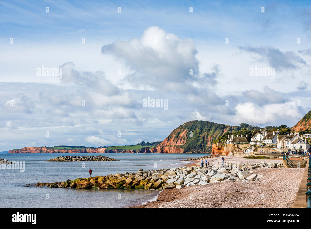 Plage de galets, mer et vue sur les falaises, Greenbottom, une ville côtière et station balnéaire populaire sur la côte de la Manche, Devon, Angleterre du Sud-Ouest Banque D'Images