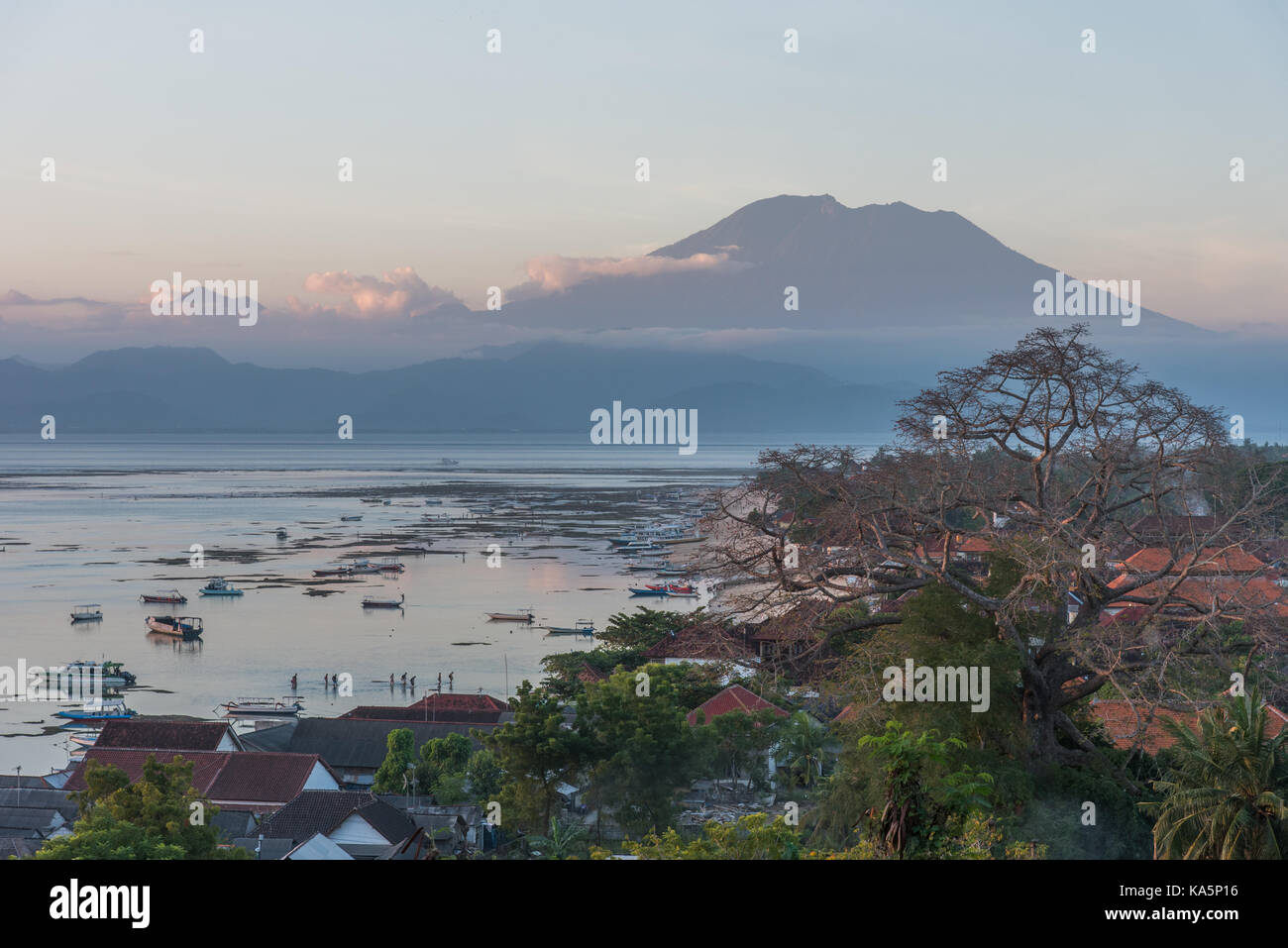 Belle vue du panorama Points de l'île de Nusa Lembongan jungut batu beach et le grondement vulcan agung sur bali indonesia Banque D'Images