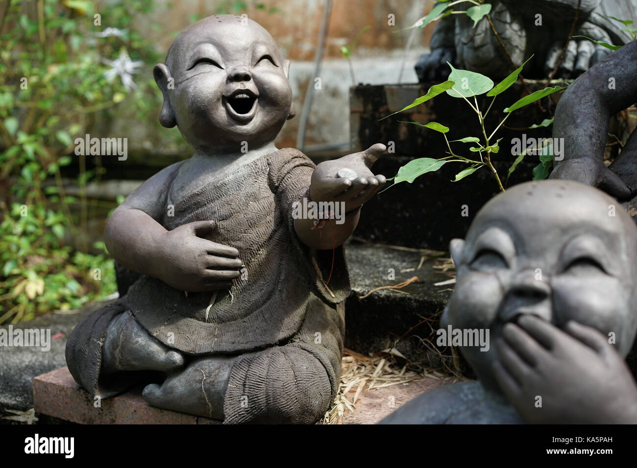 Petite statue moine bouddhiste à Singapour le jardin chinois Banque D'Images