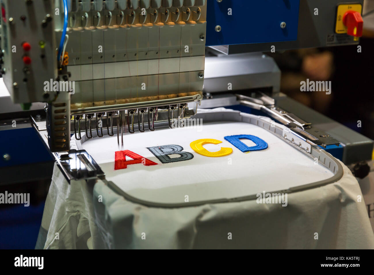 Machine à coudre professionnelle broderie lettres de couleur. Textile,  personne. Production en usine, fabrication de coudre, technologie de la  couture Photo Stock - Alamy