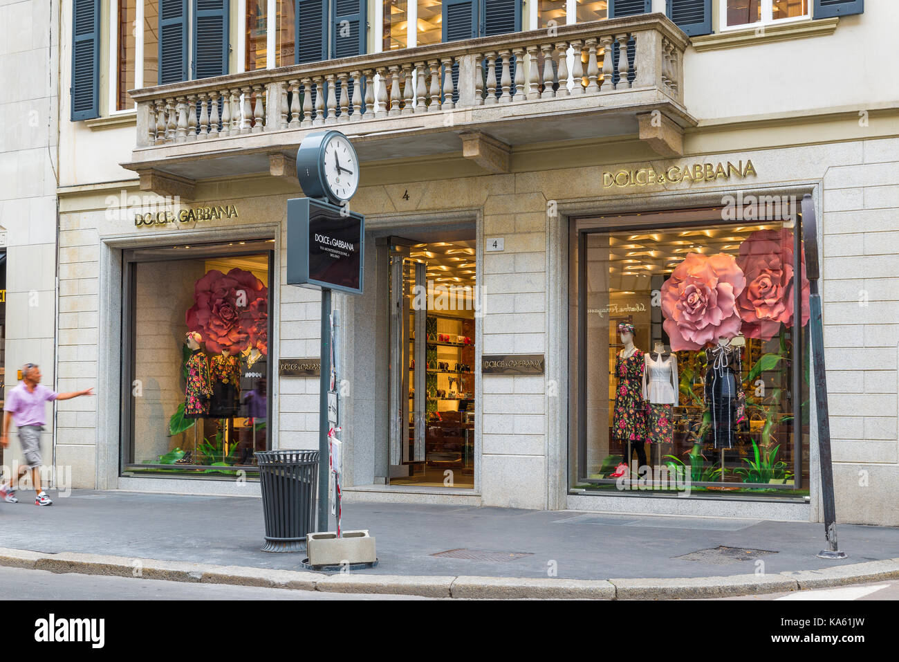 Milan, Italie - 10 août 2017 : La Via Montenapoleone, avec de nombreuses boutiques célèbres. Dolce & Gabbana shop. Concept de luxe, shopping, et fabriqué en Italie Banque D'Images
