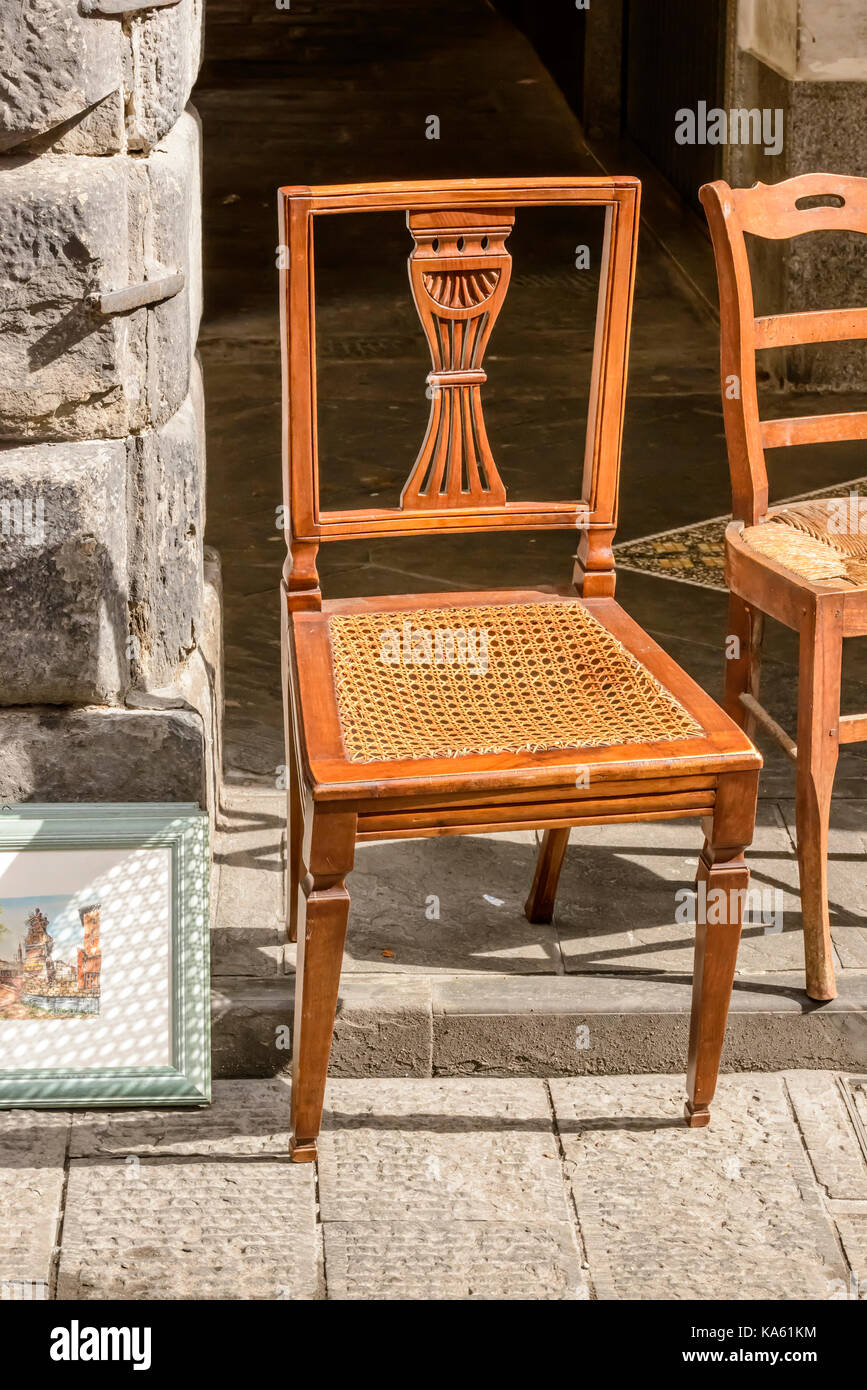 Vintage chaise en bois avec siège caned en vente dans bric-à-brac  d'antiquités de la rue du marché, tourné à petite ville méditerranéenne de  Chiavari, Genova, Liguria, itali Photo Stock - Alamy