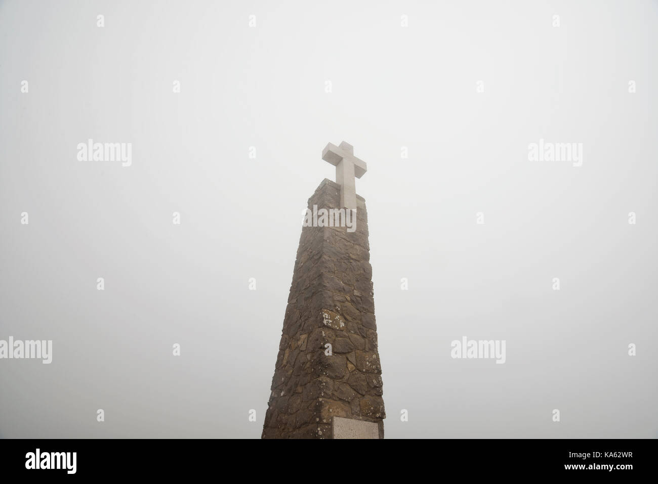 Monument en pierre avec une grande croix blanche dans le Cabo da Roca, au Portugal Banque D'Images