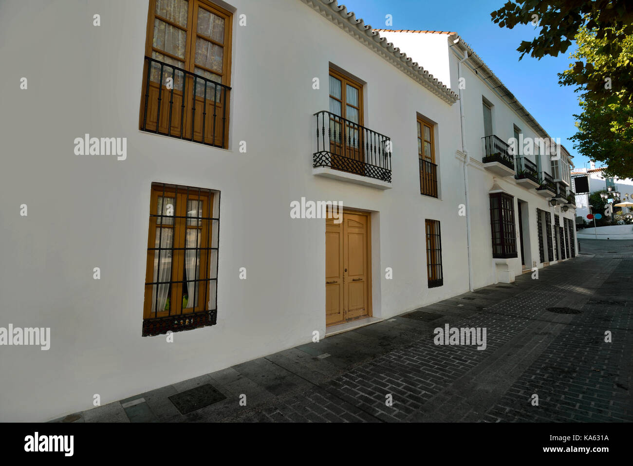 Charmant village avec Maison blanchie à la chaux et rue calme à Mijas, Espagne Banque D'Images