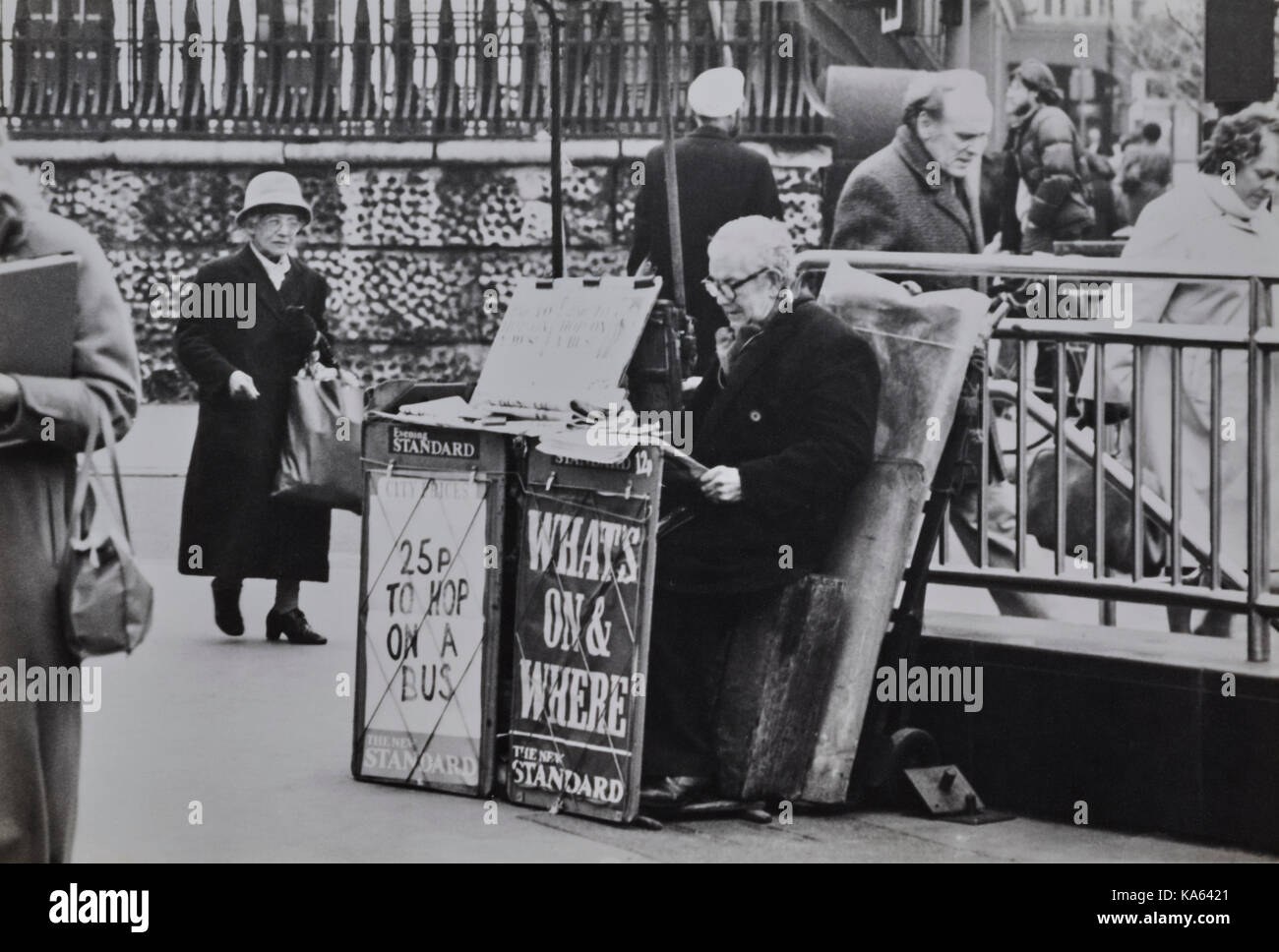 25p pour sauter dans un bus, news vendeur proche de chez St Martins-dans-le-champs, Londres 1981 Banque D'Images