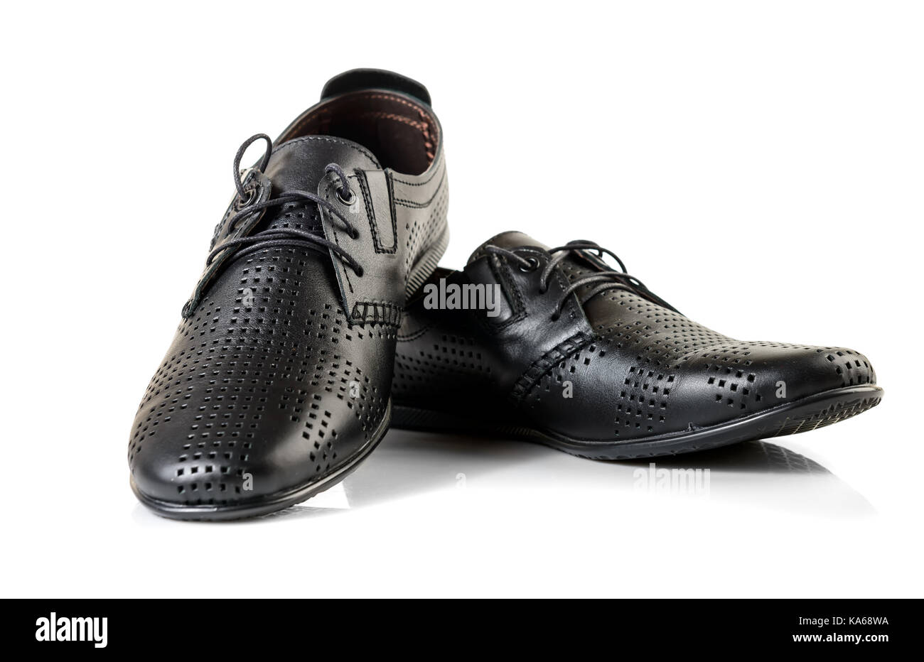 Chaussures homme en cuir noir, fond blanc Banque D'Images