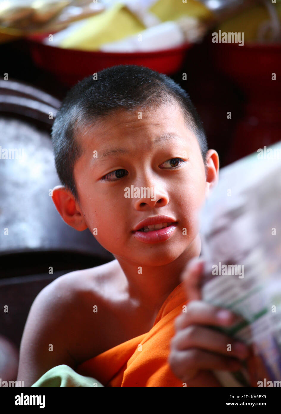 La vie quotidienne dans un monastère Bouddhiste. Closeup portrait of a smiling little boy le