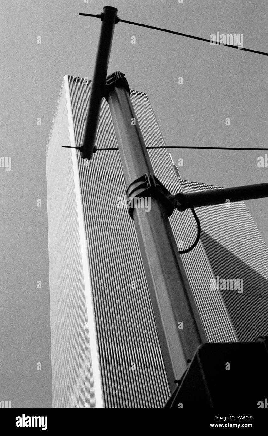 WORLD TRADE CENTER TWIN TOWERS -VU DE LA RUE Lower Manhattan à NEW-YORK - Etats-unis D'AMÉRIQUE-NEW-YORK STREET-ARGENT FILM © F.BEAUMONT Banque D'Images