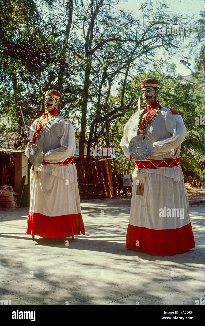 Les figures en papier mâché ram navami soldat festival, Mumbai, Maharashtra, Inde, Asie Banque D'Images