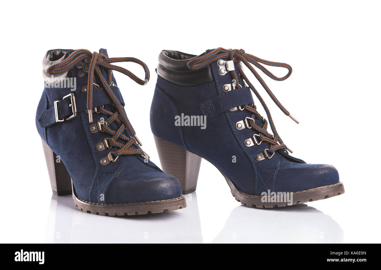 Paire de bottines bleu marine, isolé sur fond blanc Banque D'Images