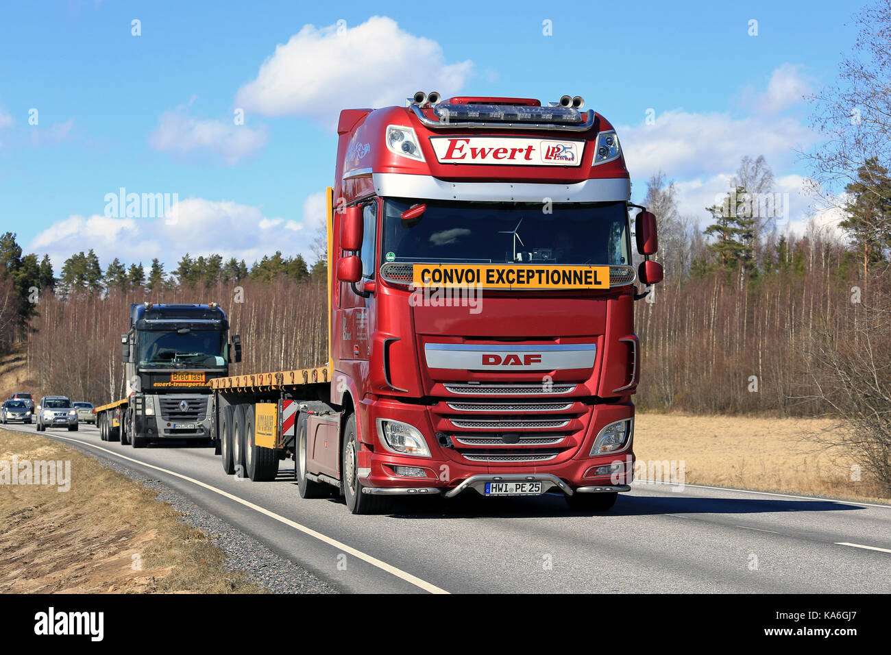 Salo, Finlande - le 21 avril 2017 : daf xf de semi ewert transporte, l'Allemagne et renault magnum se déplacer le long de la route après avoir livré loa surdimensionnée Banque D'Images