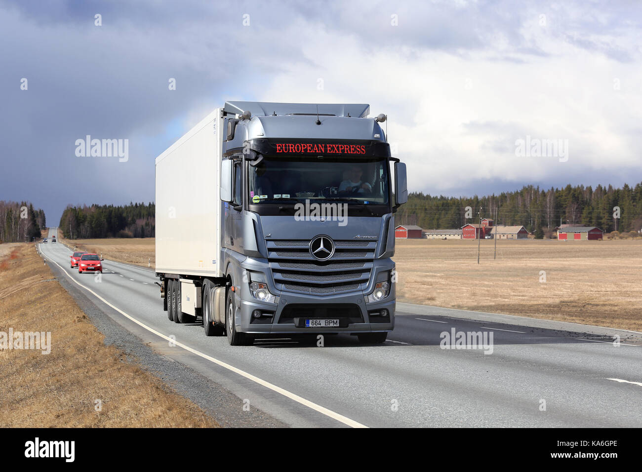 Jokioinen, Finlande - le 23 avril 2017 : gris acier mercedes-benz actros semi truck d'express transporte des marchandises le long de la route à travers les terres rurales Banque D'Images