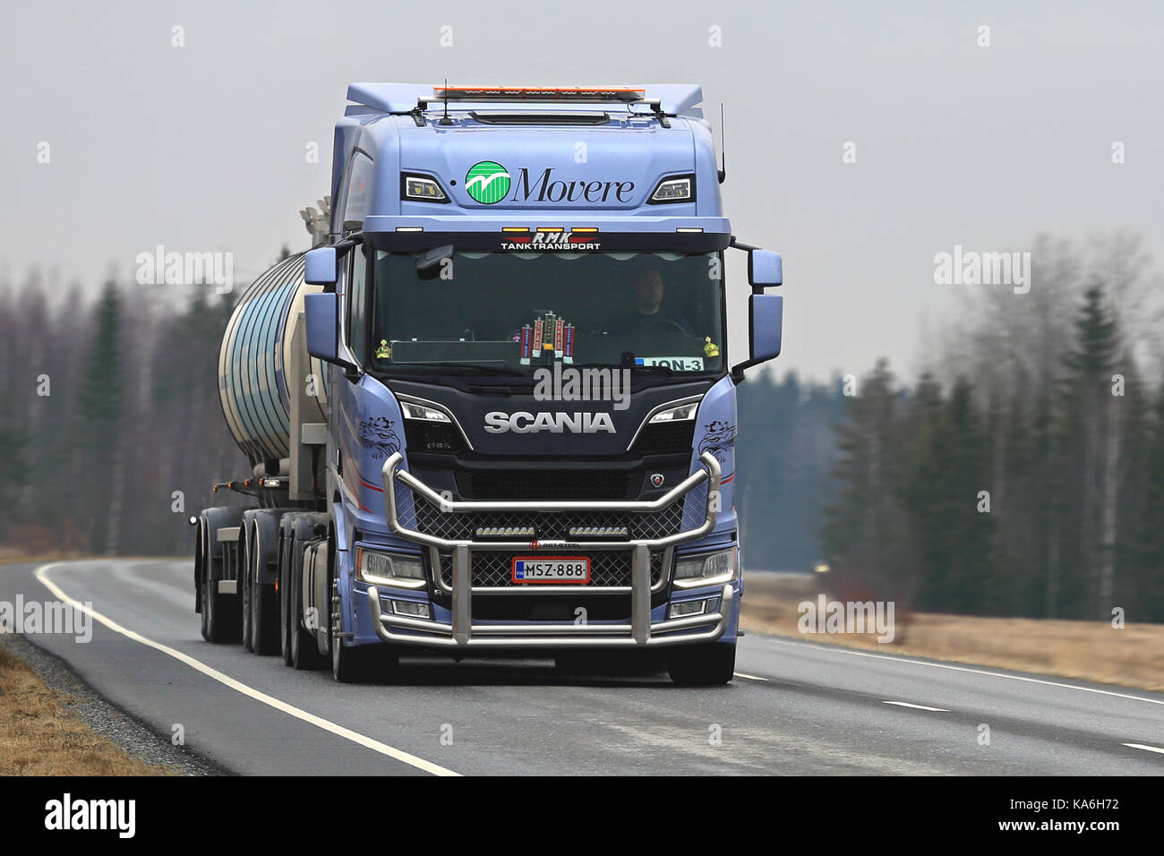 Koski tl, la Finlande - 2 avril, 2017 : next generation scania r520 camion-citerne avec un bar bull de rmk-Oy Liikenne trans transports adblue le long highw Banque D'Images