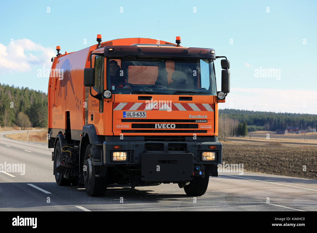 Salo, Finlande - le 21 avril 2017 : orange eurotech iveco camion balayeuse curseur se déplace le long de la route au printemps. Banque D'Images