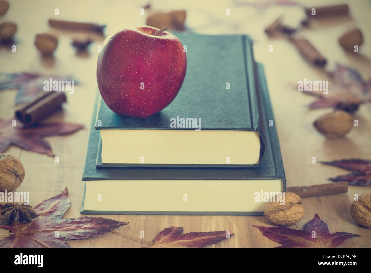 Pomme Rouge sur noir écrit-livres. thème de l'automne. retour à l'école. Banque D'Images