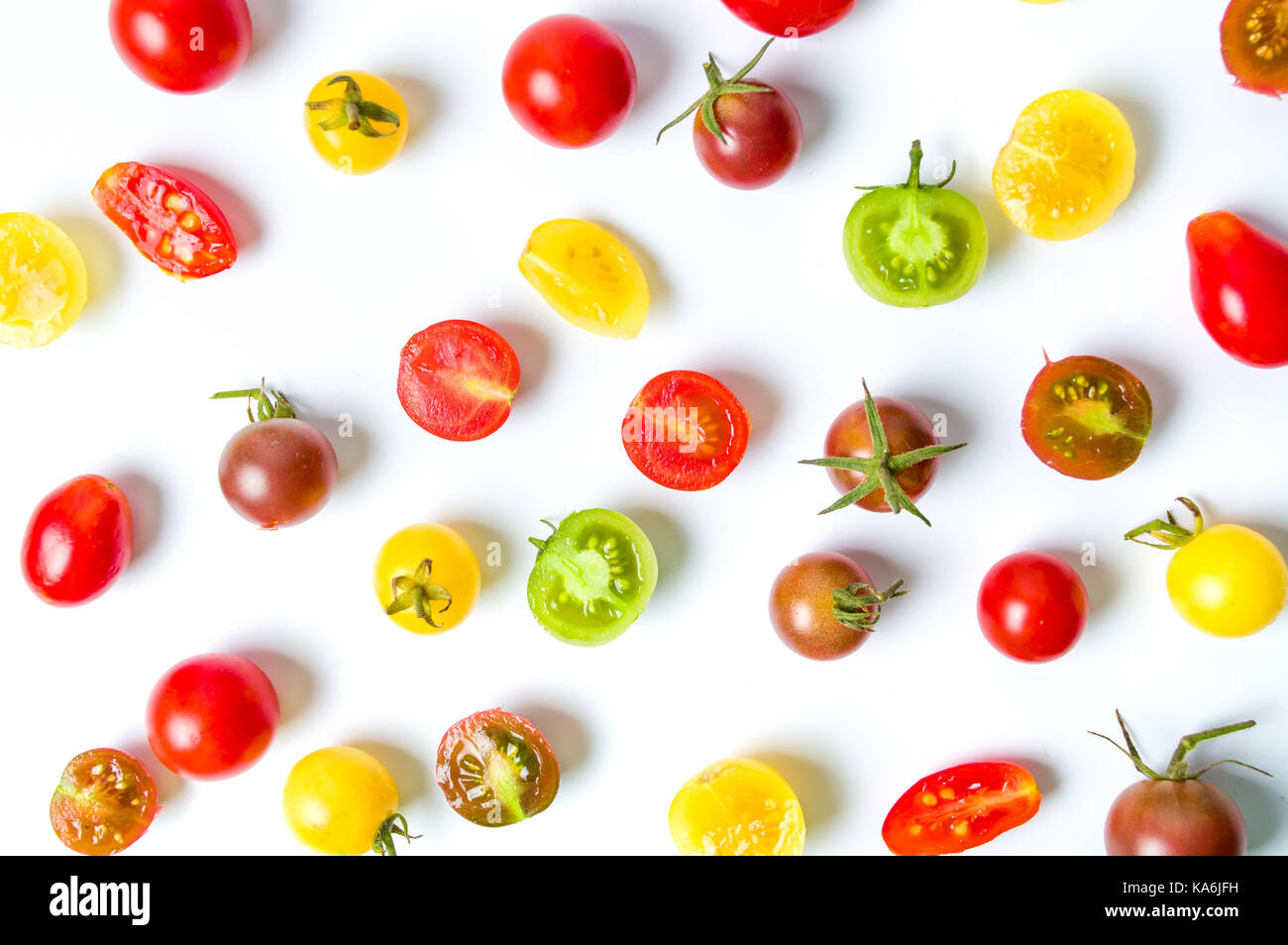 Rouge jaune et vert tomates cerise contexte mise à plat Banque D'Images
