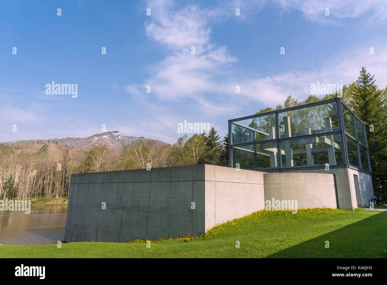 Extérieur de la chapelle sur l'eau, conçu par le célèbre architecte japonais Tadao Ando, dans tomamu, Hokkaido, Japon Banque D'Images