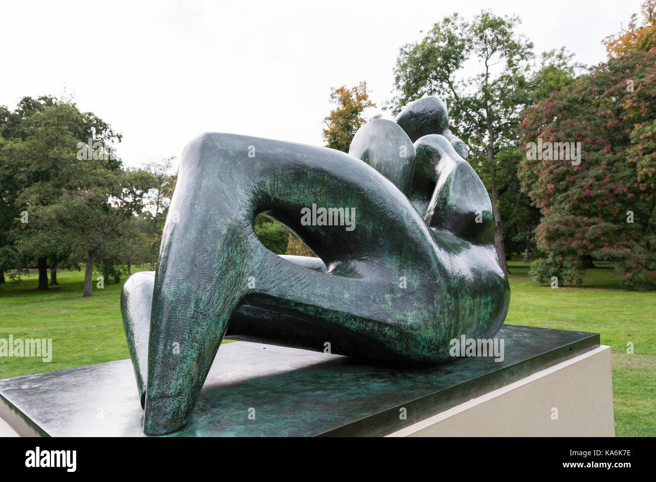 Henry Moore sculpture de la mère et de l'enfant couché à Kew Gardens. Les jardins abritent le plus grand et le plus diversifié des spécimens botaniques dans le monde. Banque D'Images