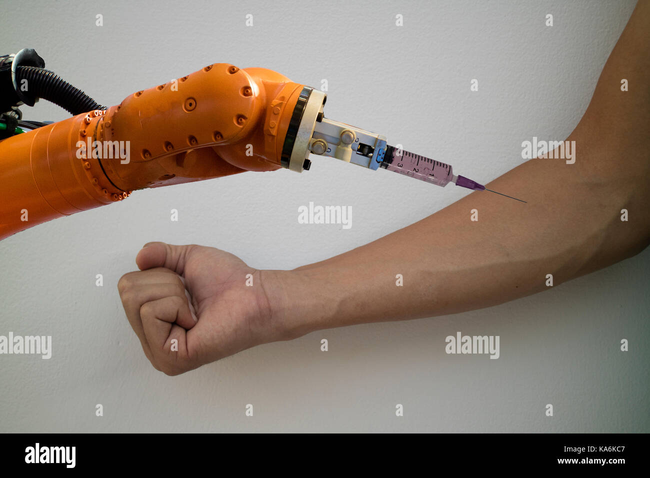 Robot Intelligent concept médical, médecin à essayer d'injecter le robot  médecine sur l'ourlet du patient ,il aide pour le temps de récupération plus  rapide,en précisant, à moins Photo Stock - Alamy
