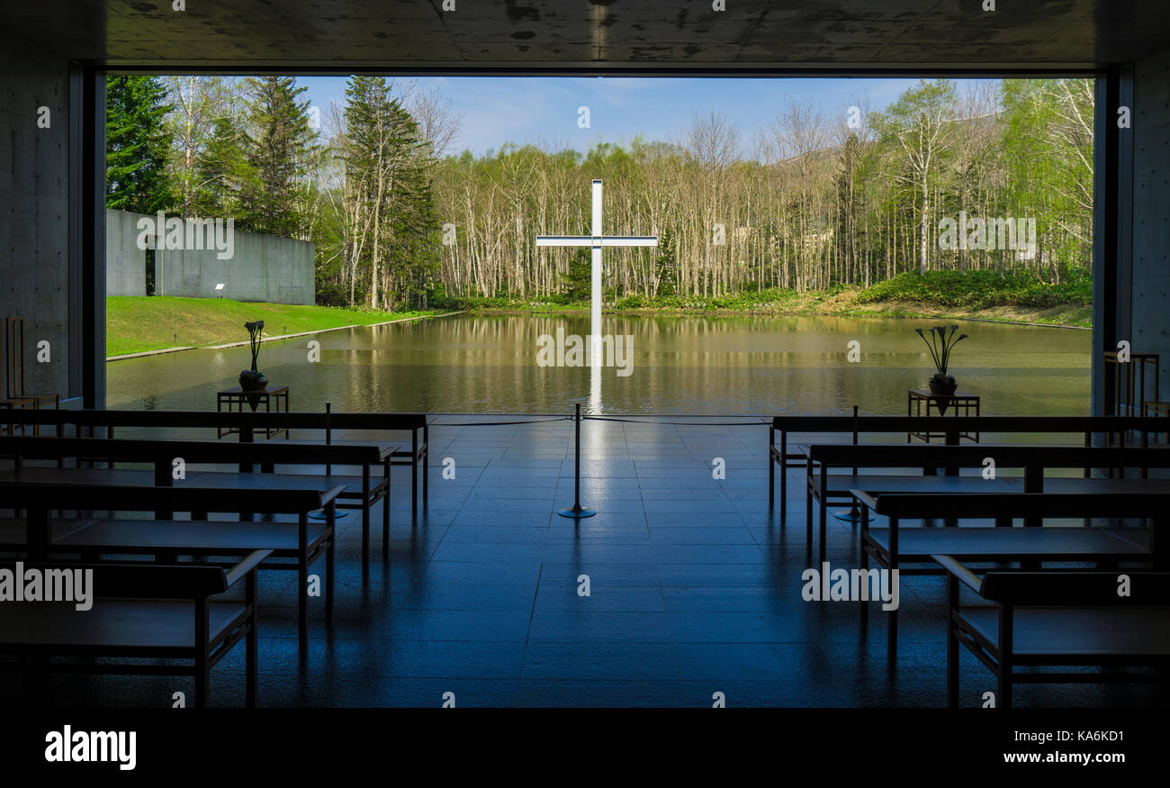 Chapelle sur l'eau, conçu par l'architecte japonais Tadao Ando, dans Tomamu, Hokkaido, Japon Banque D'Images