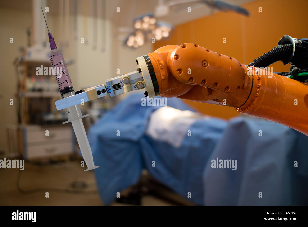 Robot en concept médical, robot (intelligence artificielle)Tenir la seringue médicale dans la salle d'opération pour se préparer à la chirurgie le patient pour plus vite Banque D'Images