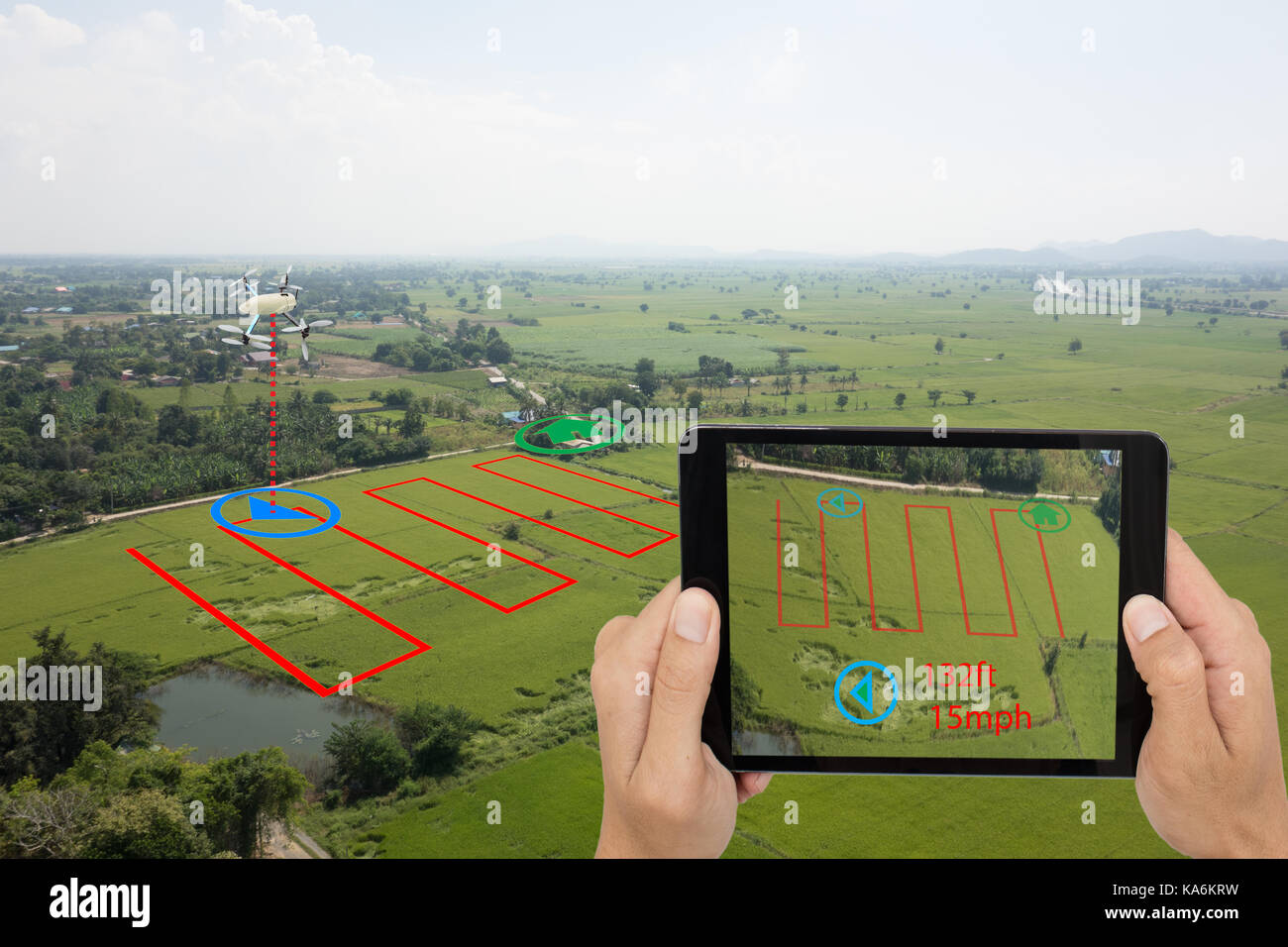 Concept d'agriculture intelligente, drone utilisent une technologie en agriculture avec l'intelligence artificielle pour mesurer la surface, photographe, et voyager à suivre la ligne a Banque D'Images