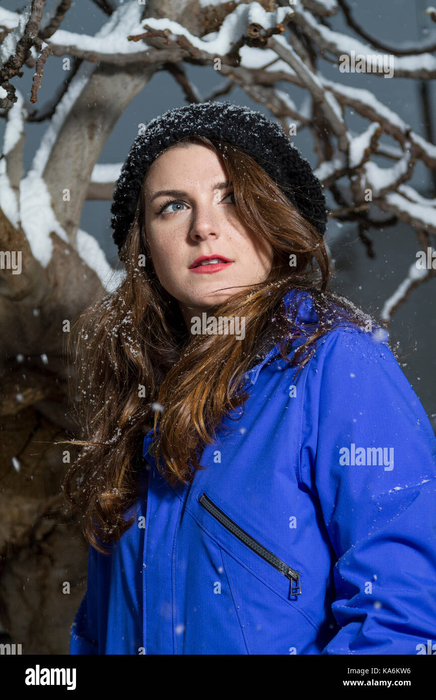 Beau portrait de jeune femme d'hiver en hiver paysage enneigé. soft focus Banque D'Images