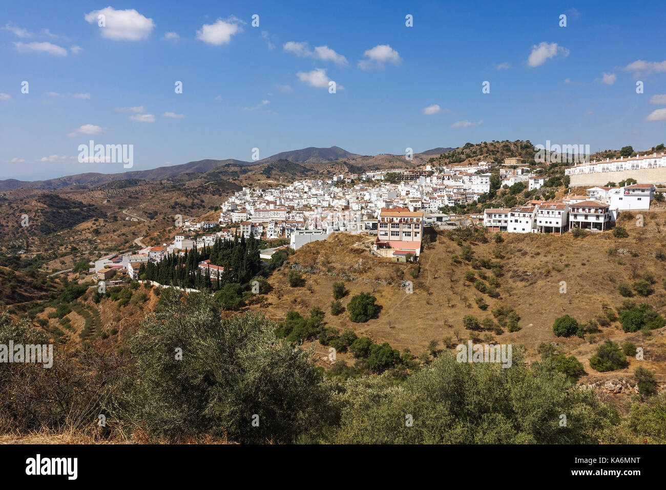 Le village andalou blanc d'Almogia, au sud de l'Espagne à l'intérieur des terres, la province de Malaga, Andalousie, espagne. Banque D'Images