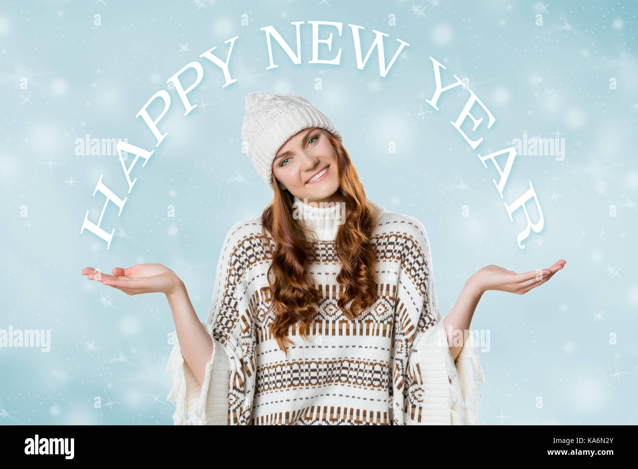 Gorgeous girl wearing tricoté chaud cavalier et un chapeau de Noël, bonne année concept Banque D'Images