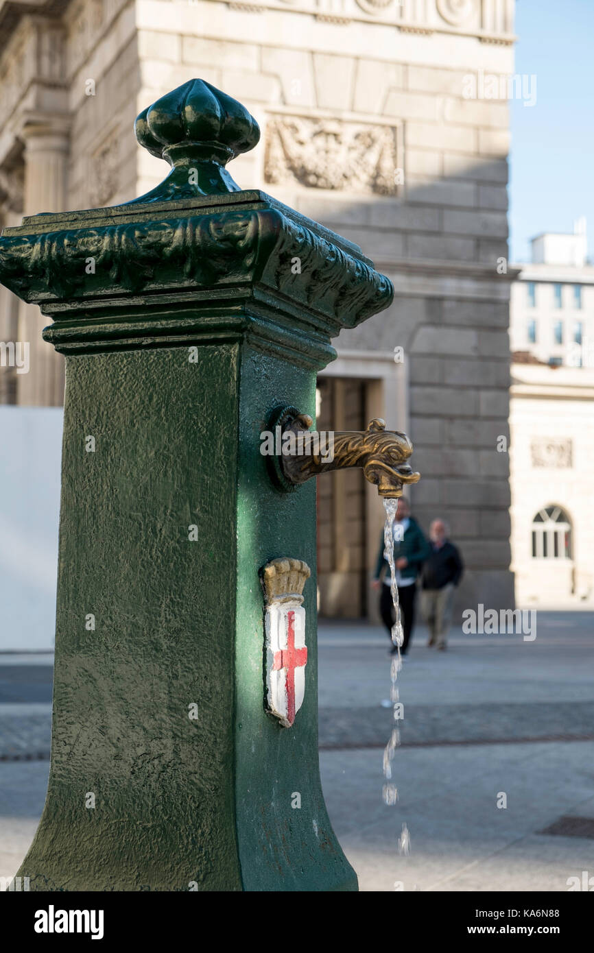 Fontaine deau potable traditionnelle, Milan montrant les armoiries de la  ville Photo Stock - Alamy