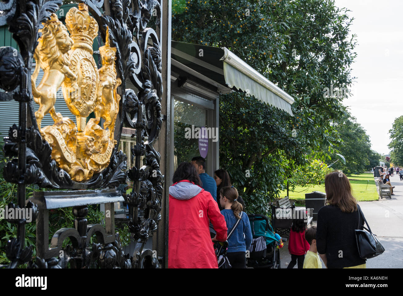 Elizabeth Gate à Kew Gardens, un jardin botanique dans le sud-ouest de Londres, contenant la plus grande et la plus diversifiée des spécimens botaniques dans le monde. Banque D'Images
