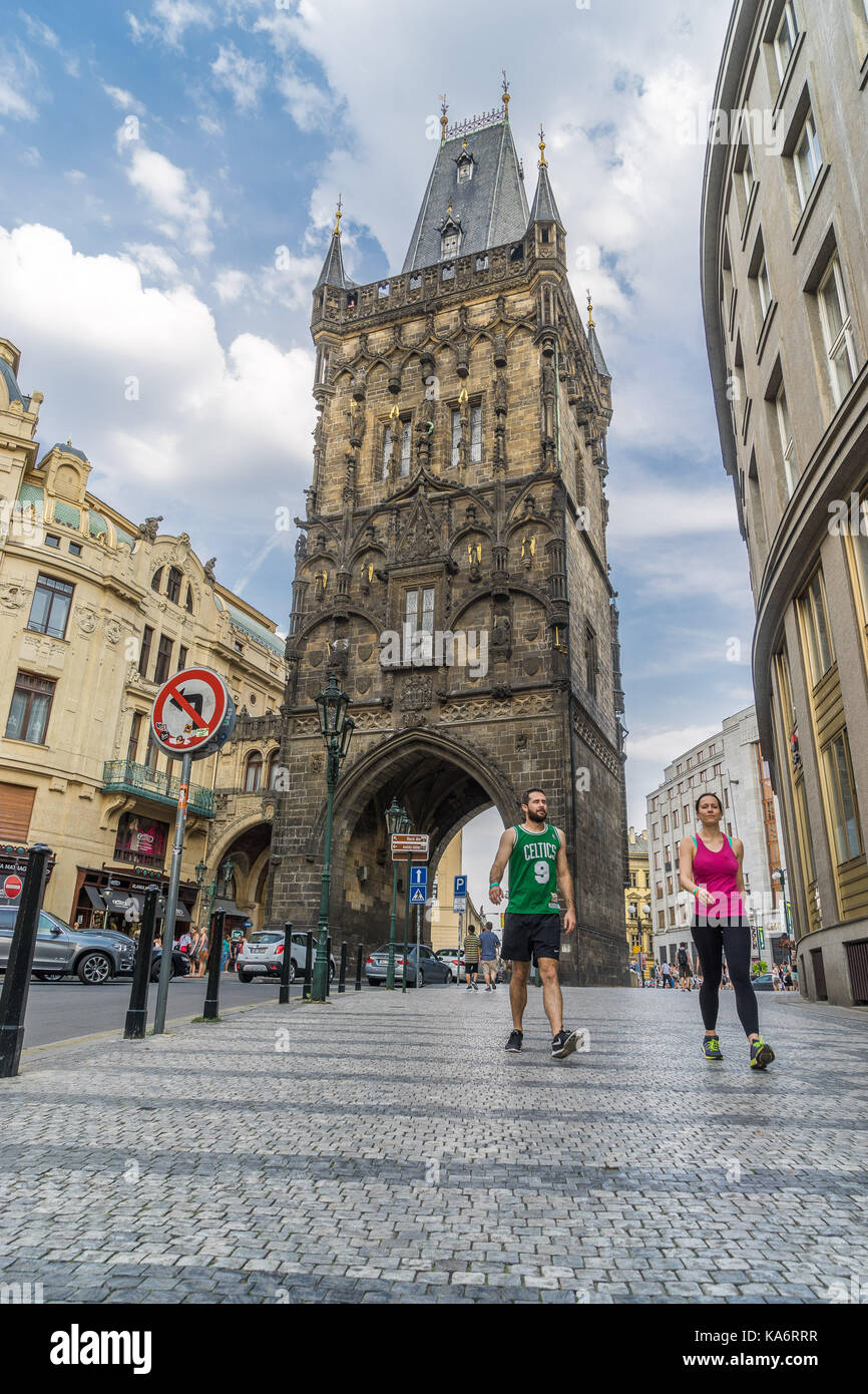 Prague, République tchèque - Aug 12, 2015 : les personnes exerçant dans les rues de la vieille ville Banque D'Images