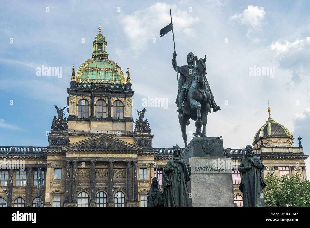 Prague, République tchèque - Aug 12, 2015 : Musée national avec la statue du duc de bohême Banque D'Images