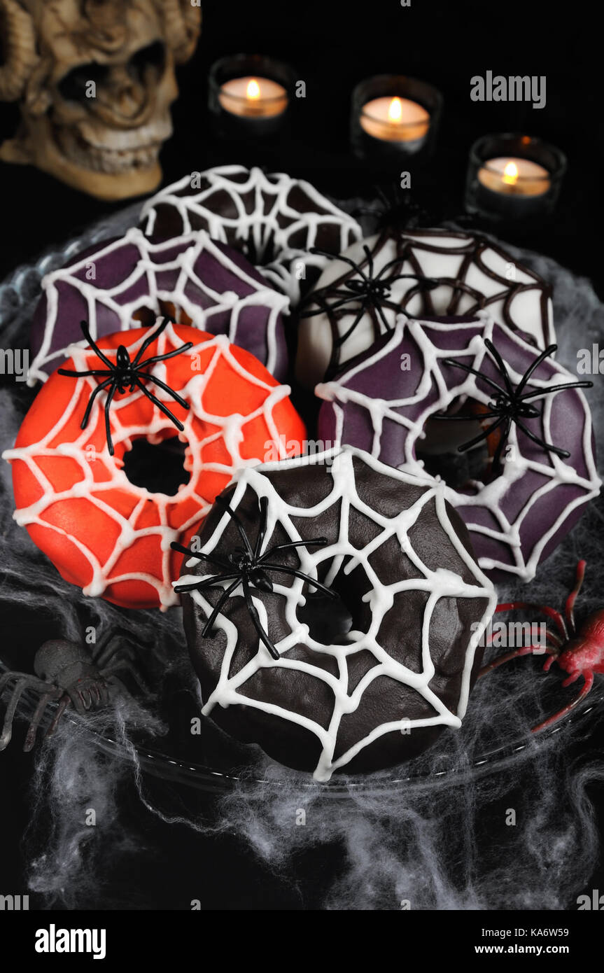 Donuts glacé décoré de toiles d'araignée pour halloween Banque D'Images