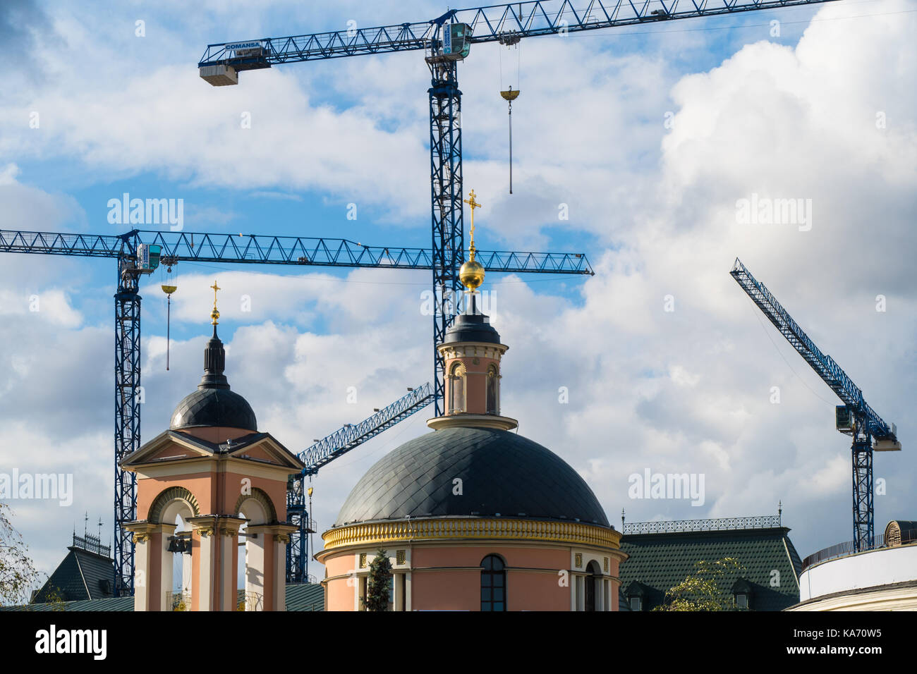 Les grues de construction dans le contexte de l'église Banque D'Images