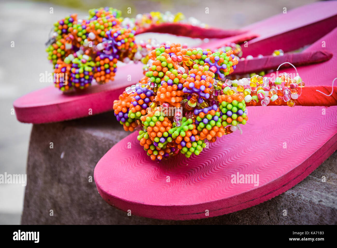 Chaussons rose sur le béton Banque D'Images