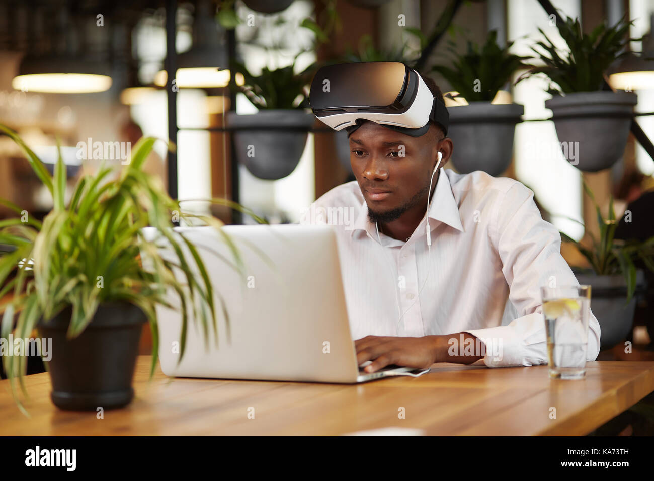 African man in head set de la réalité virtuelle à l'aide d'ordinateur portable. Banque D'Images