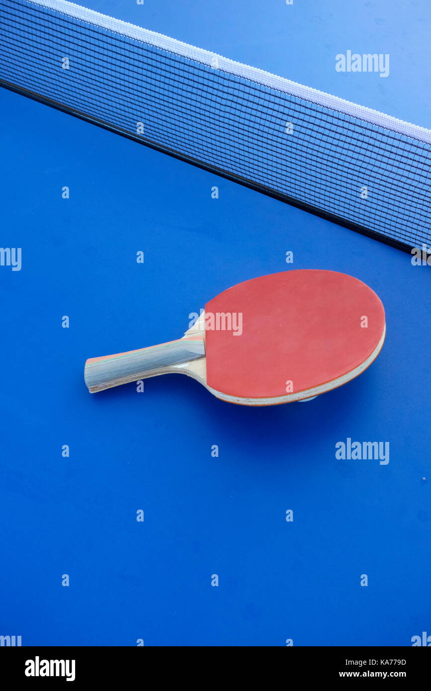 Raquette de ping-pong sur une table Banque D'Images